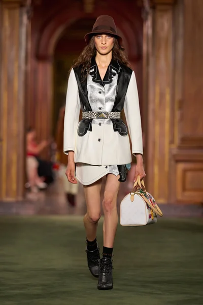 Look 13